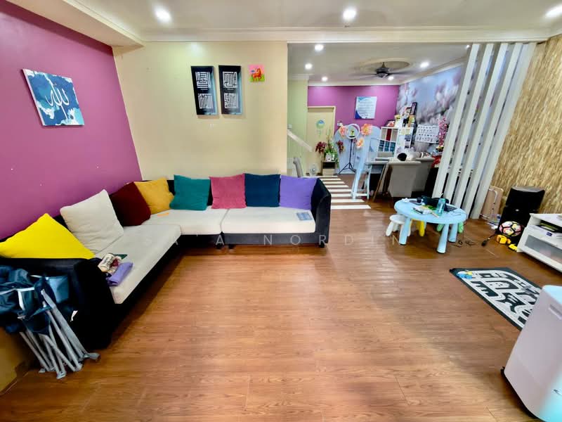 Rumah Teres 2-Tingkat untuk Dijual di Taman Bukit Subang (Shah Alam) - Sa'a Nordin - Living Room - PropertyGuru.com.my
