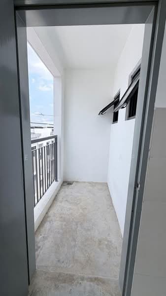 Shop for Rent in Bandar Rimbayu (Telok Panglima Garang) - Eugene Yap - Balcony - PropertyGuru.com.my