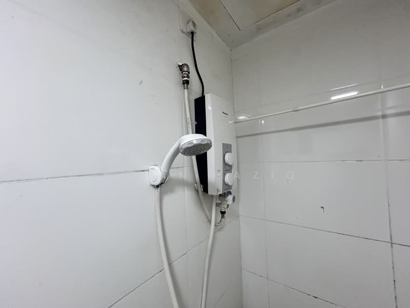 Service Residence for Rent at Vista Alam Serviced Apartment - Aiman Haziq - Bathroom - PropertyGuru.com.my