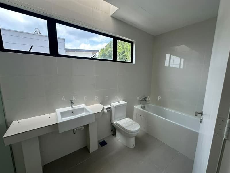Rumah Banglo untuk Dijual di Taman Bukit Permai (Cheras) - Andrew Yap - Bathroom - PropertyGuru.com.my