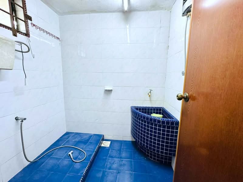 Rumah Teres 1 Tingkat untuk Dijual di Taman Rinting (Masai) - Karl Lim - Bathroom - PropertyGuru.com.my