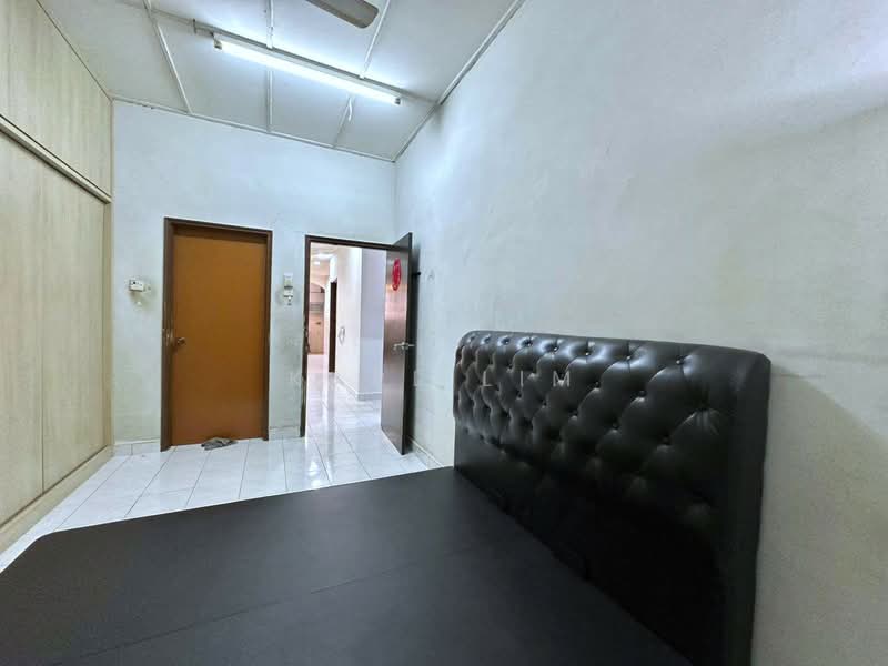 Rumah Teres 1 Tingkat untuk Dijual di Taman Rinting (Masai) - Karl Lim - Bedroom - PropertyGuru.com.my