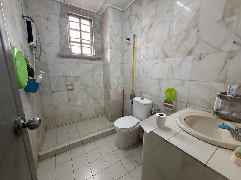 Rumah Teres untuk Dijual di Bandar Sungai Long (Selangor) - Kris Tan - Bathroom - PropertyGuru.com.my