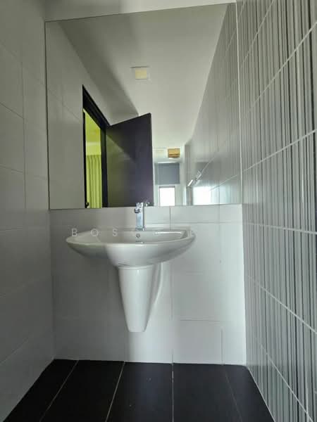 Service Residence for Sale at V@SUMMERPLACE - Bosco Eng - Bathroom - PropertyGuru.com.my