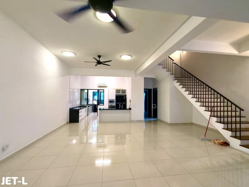 Rumah Teres 3 Tingkat untuk Disewa di Duta Villa (Setia Alam) - Suen Ng - Living Room - PropertyGuru.com.my