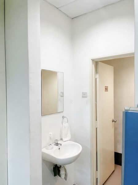 Kedai / Pejabat untuk Disewa di Kampung Sungai Kayu Ara (Petaling Jaya) - Esther Tan - Bathroom - PropertyGuru.com.my