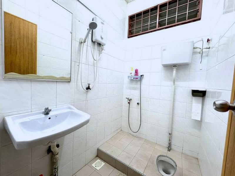 Rumah Teres 2 Tingkat untuk Dijual di Taman Bukit Kempas (Tampoi) - Karl Lim - Bathroom - PropertyGuru.com.my
