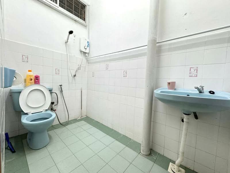 Rumah Teres 2 Tingkat untuk Dijual di Taman Bukit Kempas (Tampoi) - Karl Lim - Bathroom - PropertyGuru.com.my
