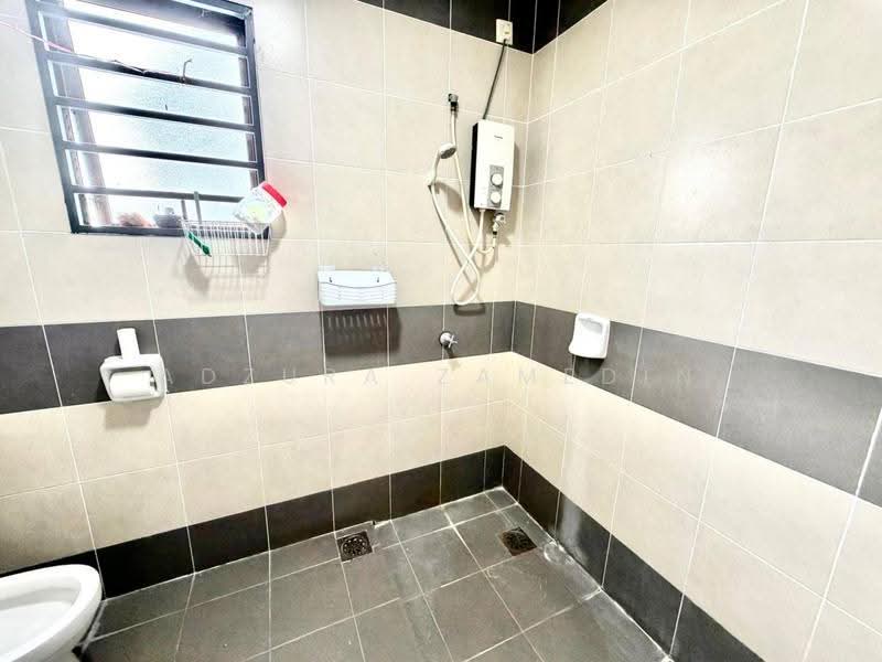2.5-storey Terraced House for Sale in Puchong (Selangor) - Adzura Zamedin - Bathroom - PropertyGuru.com.my