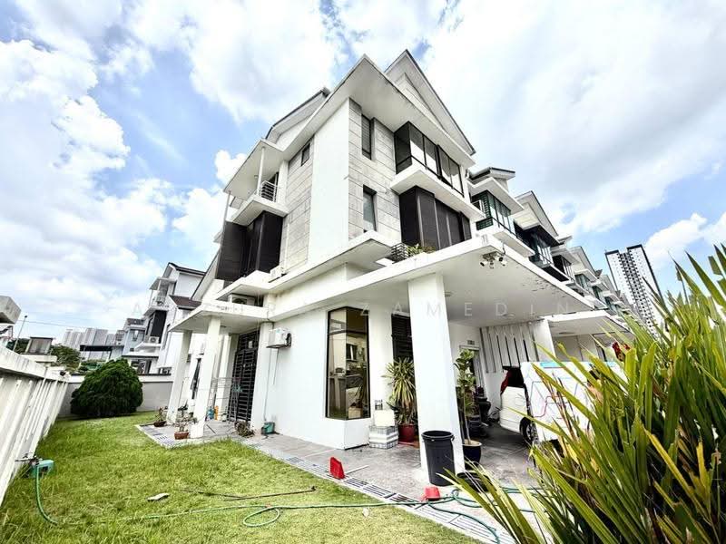 2.5-storey Terraced House for Sale in Puchong (Selangor) - Adzura Zamedin - Exterior - PropertyGuru.com.my