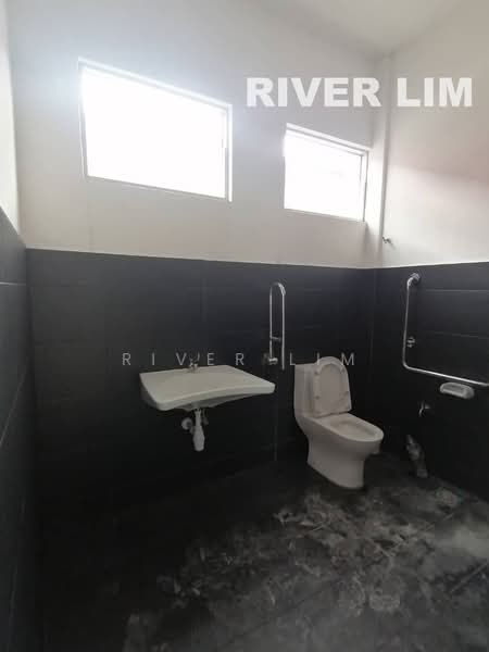 Kilang Berkembar untuk Disewa di Batu Kawan (Penang) - River Lim - Bathroom - PropertyGuru.com.my