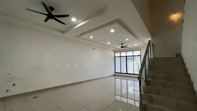 3-storey Terraced House for Sale in Serdang (Seri Kembangan) - Sasha Goh - Living Room - PropertyGuru.com.my