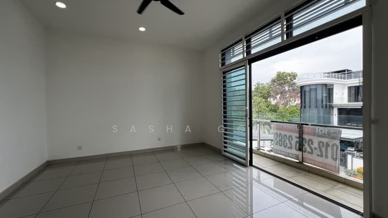 3-storey Terraced House for Sale in Serdang (Seri Kembangan) - Sasha Goh - Balcony - PropertyGuru.com.my
