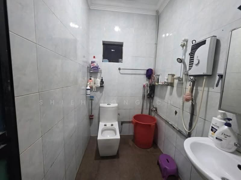 1-storey Terraced House for Sale in Taman Johor Jaya (Johor Bahru) - Shieh Long Chen - Bathroom - PropertyGuru.com.my