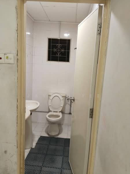 Semi-Detached House for Rent in Taman Overseas Union (Taman Oug) (Jalan Klang Lama (Old Klang Road)) - Jayden Yee - Bathroom - PropertyGuru.com.my