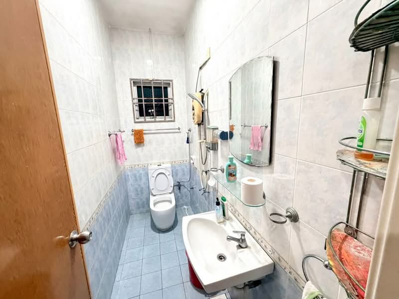 Rumah Teres 1.5 Tingkat untuk Dijual di Taman Gaya (Ulu Tiram) - Reny Hee - Bathroom - PropertyGuru.com.my
