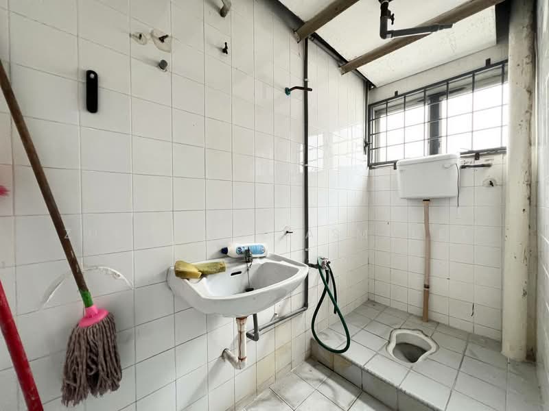 Shop for Rent in Taman Puchong Intan (Puchong) - Zulhaikal Asmadee - Bathroom - PropertyGuru.com.my