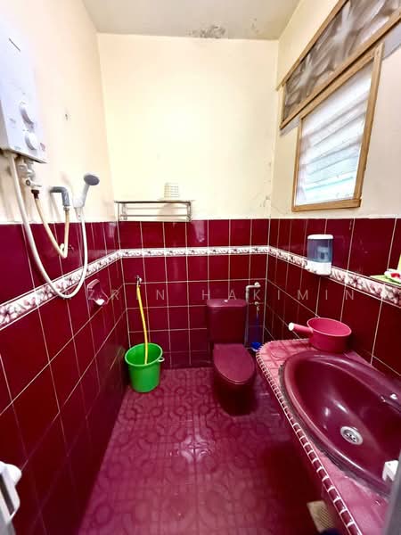 Rumah Teres untuk Dijual di Taman Sri Rawang (Rawang) - Nazrin Hakimin - Bathroom - PropertyGuru.com.my