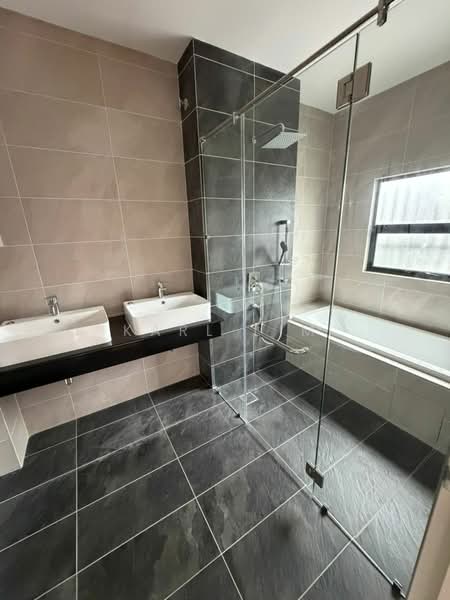 Rumah Berkembar untuk Dijual di Taman Sutera (Johor Bahru) - Karl Lim - Bathroom - PropertyGuru.com.my