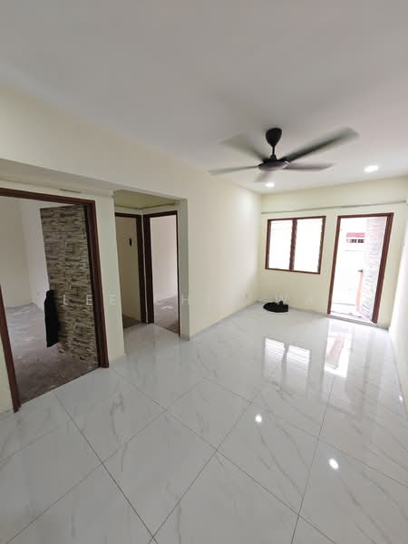 Pangsapuri untuk Disewa di Saujana Ria / Sri Saujana - Lee Chin Wai - Living Room - PropertyGuru.com.my