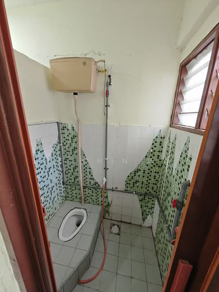 Pangsapuri untuk Disewa di Saujana Ria / Sri Saujana - Lee Chin Wai - Bathroom - PropertyGuru.com.my
