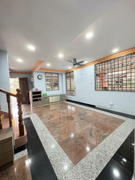 Rumah Berkembar untuk Dijual di Taman Bukit Kempas (Tampoi) - Simpson Poh - Living Room - PropertyGuru.com.my