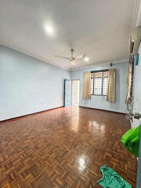 Rumah Berkembar untuk Dijual di Taman Bukit Kempas (Tampoi) - Simpson Poh - Living Room - PropertyGuru.com.my