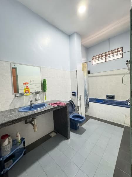 Rumah Berkembar untuk Dijual di Taman Bukit Kempas (Tampoi) - Simpson Poh - Bathroom - PropertyGuru.com.my