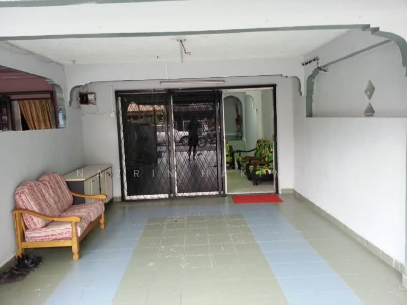 Rumah Teres untuk Dijual di Seksyen 18 (Shah Alam) - Nazrin Hakimin - Entrance - PropertyGuru.com.my