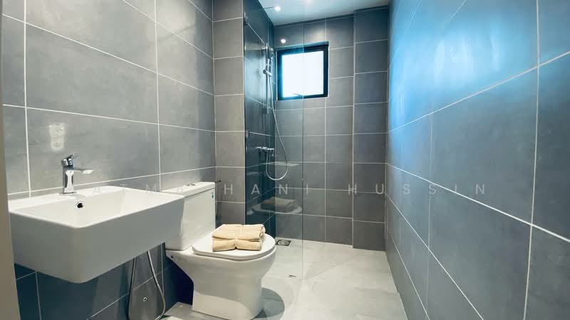Service Residence for Sale at Sea Crestz @ Kuantan Waterfront Resort City - Fatma Hani Hussin - Bathroom - PropertyGuru.com.my