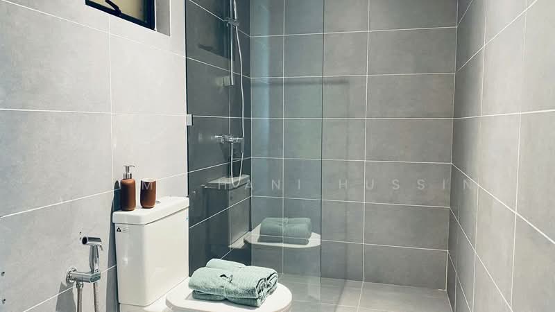 Service Residence for Sale at Sea Crestz @ Kuantan Waterfront Resort City - Fatma Hani Hussin - Bathroom - PropertyGuru.com.my