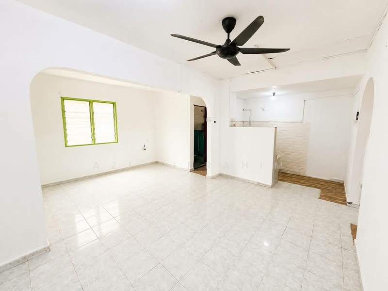 Rumah Teres 2 Tingkat untuk Dijual di Seksyen 19 (Shah Alam) - Azli Ibrahim - Living Room - PropertyGuru.com.my