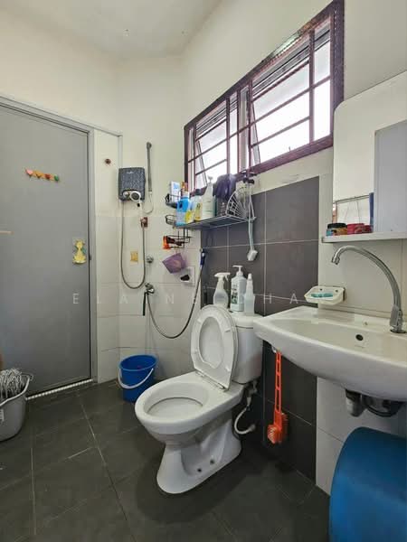 Rumah Teres 2 Tingkat untuk Dijual di Taman Setia Indah (Tebrau) - Elaine Chan - Bathroom - PropertyGuru.com.my