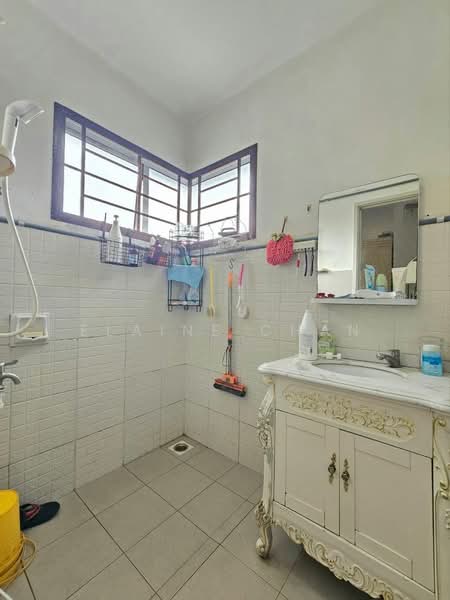 Rumah Teres 2 Tingkat untuk Dijual di Taman Setia Indah (Tebrau) - Elaine Chan - Bathroom - PropertyGuru.com.my