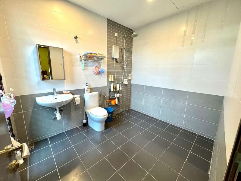 2.5-storey Terraced House for Sale in Kinrara Residence (Puchong) - Nadzmie Nasir - Bathroom - PropertyGuru.com.my