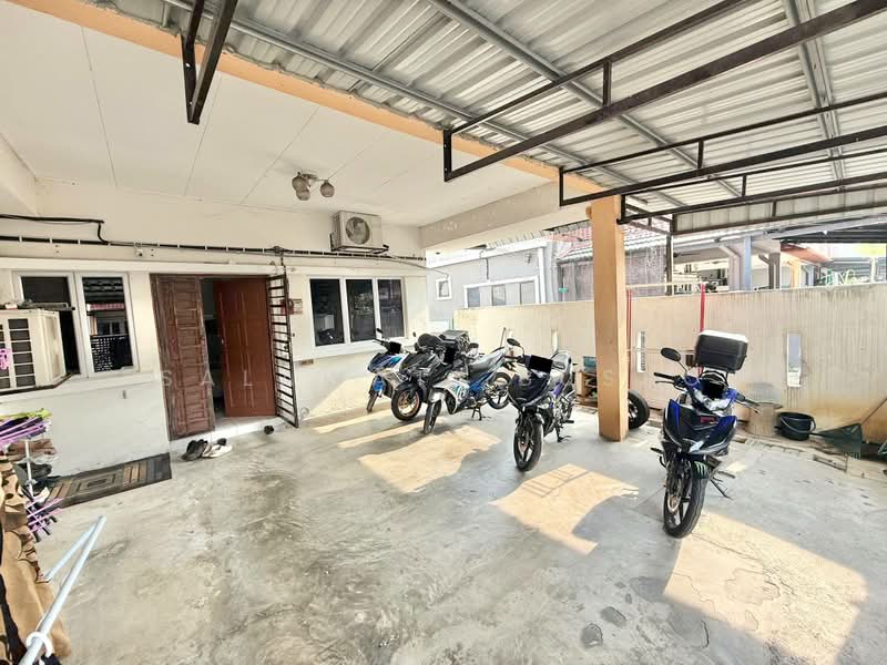 1-storey Terraced House for Sale in Shah Alam (Selangor) - Salawati Busro - Exterior - PropertyGuru.com.my