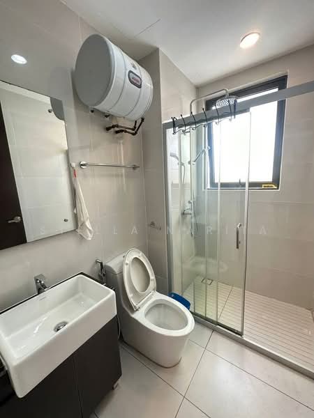 Kondominium untuk Disewa di Bay Point @ Country Garden Danga Bay - Stella Narita - Bathroom - PropertyGuru.com.my