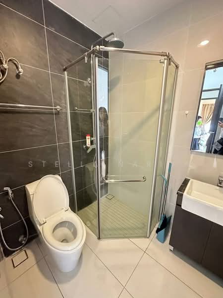 Kondominium untuk Disewa di Bay Point @ Country Garden Danga Bay - Stella Narita - Bathroom - PropertyGuru.com.my