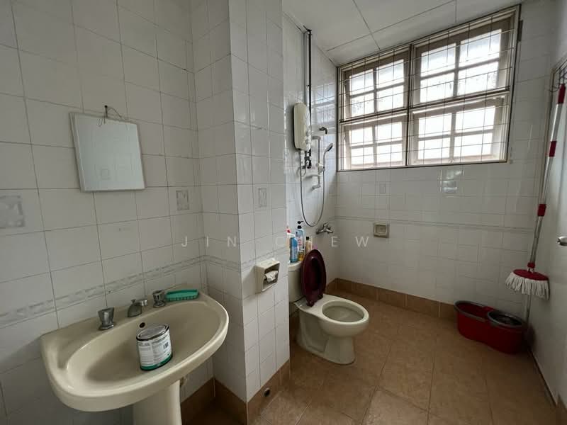 3-storey Terraced House for Sale in Taman Suria (Johor Bahru) - Jin Chew - Bathroom - PropertyGuru.com.my