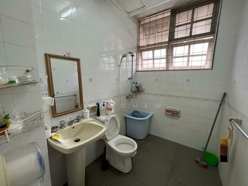 3-storey Terraced House for Sale in Taman Suria (Johor Bahru) - Jin Chew - Bathroom - PropertyGuru.com.my