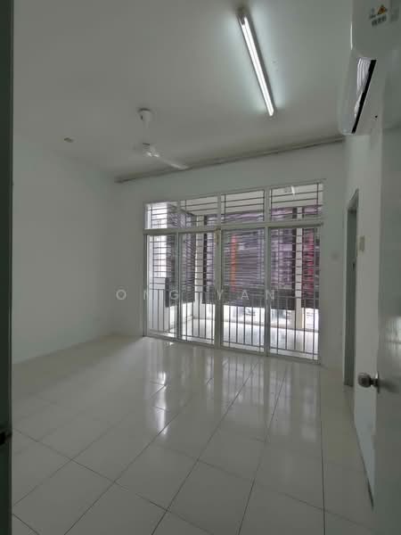 Rumah Bandar untuk Disewa di Kampung Sungai Kayu Ara (Petaling Jaya) - Ong Yan - Living Room - PropertyGuru.com.my