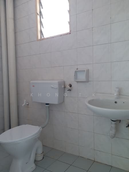 Pangsapuri untuk Disewa di Pangsapuri Randa - Khong T.K - Master Bathroom - PropertyGuru.com.my