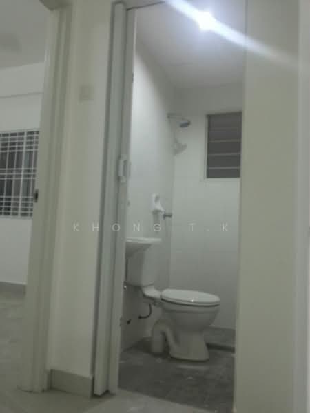 Pangsapuri untuk Disewa di Pangsapuri Randa - Khong T.K - Master Bathroom - PropertyGuru.com.my