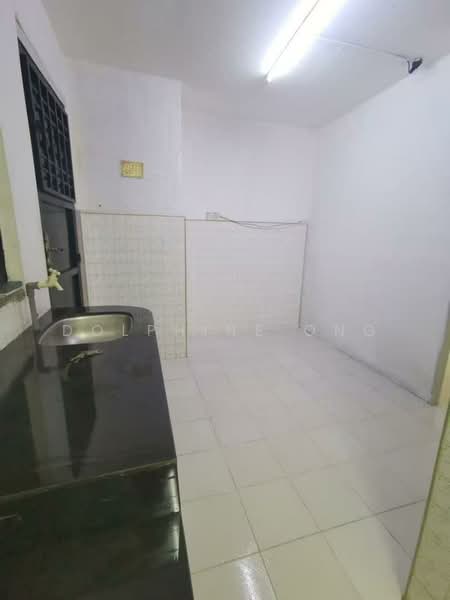 Flat for Sale at Flat Taman Ungku Tun Aminah - Dolphine Ong - Kitchen - PropertyGuru.com.my