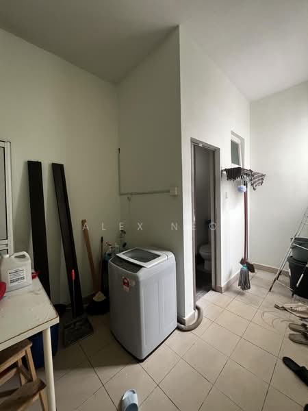 Servis Apartment untuk Disewa di Saville @ Melawati - Alex Neo - Yard & Toilet - PropertyGuru.com.my