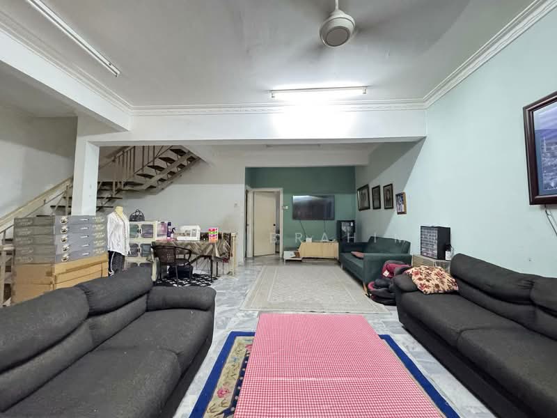 2.5-storey Terraced House for Sale in Bukit Antarabangsa (Ulu Kelang) - Azli Ibrahim - Living Room - PropertyGuru.com.my