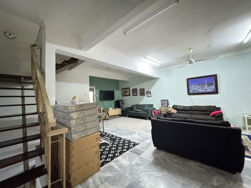 2.5-storey Terraced House for Sale in Bukit Antarabangsa (Ulu Kelang) - Azli Ibrahim - Living Room - PropertyGuru.com.my