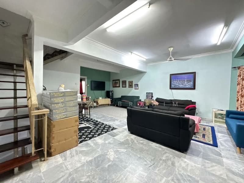 2.5-storey Terraced House for Sale in Bukit Antarabangsa (Ulu Kelang) - Azli Ibrahim - Living Room - PropertyGuru.com.my
