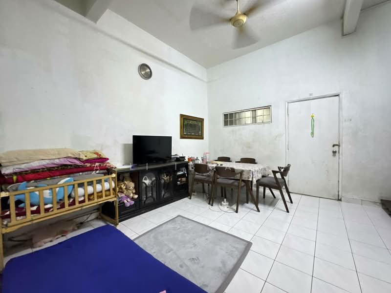 2.5-storey Terraced House for Sale in Bukit Antarabangsa (Ulu Kelang) - Azli Ibrahim - Living Room - PropertyGuru.com.my