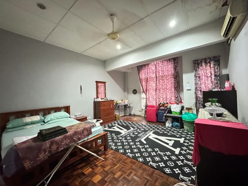 2.5-storey Terraced House for Sale in Bukit Antarabangsa (Ulu Kelang) - Azli Ibrahim - Bedroom - PropertyGuru.com.my